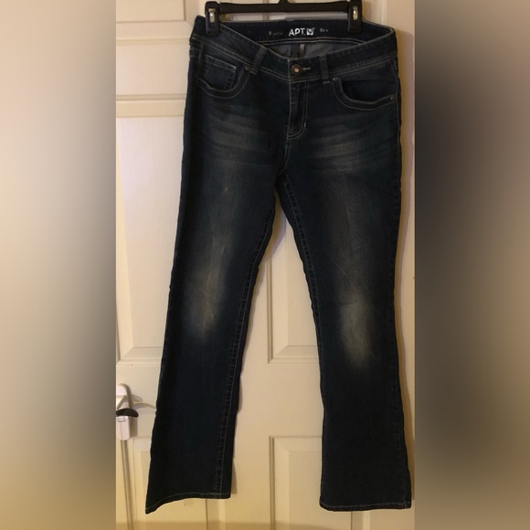 Apt. 9 boot cut Jeans, embellished, size 10 dark wash, sexy flattering fit EUC - Picture 6 of 14